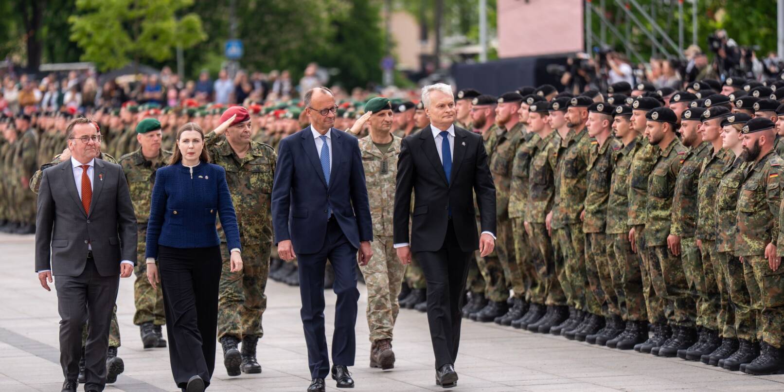 «Wer einen Verbündeten bedroht, muss wissen, dass das gesamte Bündnis gemeinsam jeden Zentimeter des Nato-Territoriums verteidigen wird», sagte Merz bei der Aufstellung der Panzerbrigade. «Wer einen Verbündeten bedroht, muss wissen, dass das gesamte Bündnis gemeinsam jeden Zentimeter des Nato-Territoriums verteidigen wird», sagte Merz bei der Aufstellung der Panzerbrigade.
