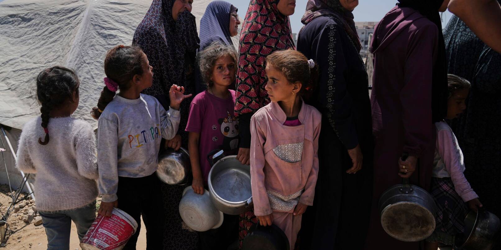 Erstmals seit Aufhebung der israelischen Blockade erreichen Hilfslieferungen einige Palästinenser im Gazastreifen. Erstmals seit Aufhebung der israelischen Blockade erreichen Hilfslieferungen einige Palästinenser im Gazastreifen.