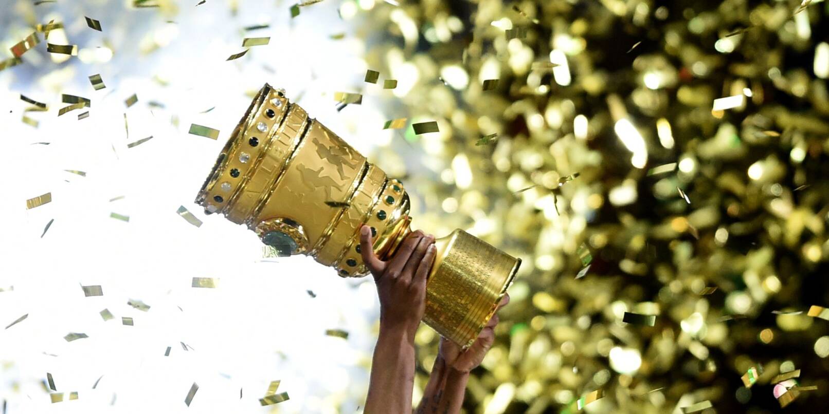 So viele Menschen wie nie zuvor wollten das Pokal-Finale live sehen - Betrüger nutzen das und bieten gefälschte Tickets an. So viele Menschen wie nie zuvor wollten das Pokal-Finale live sehen - Betrüger nutzen das und bieten gefälschte Tickets an.