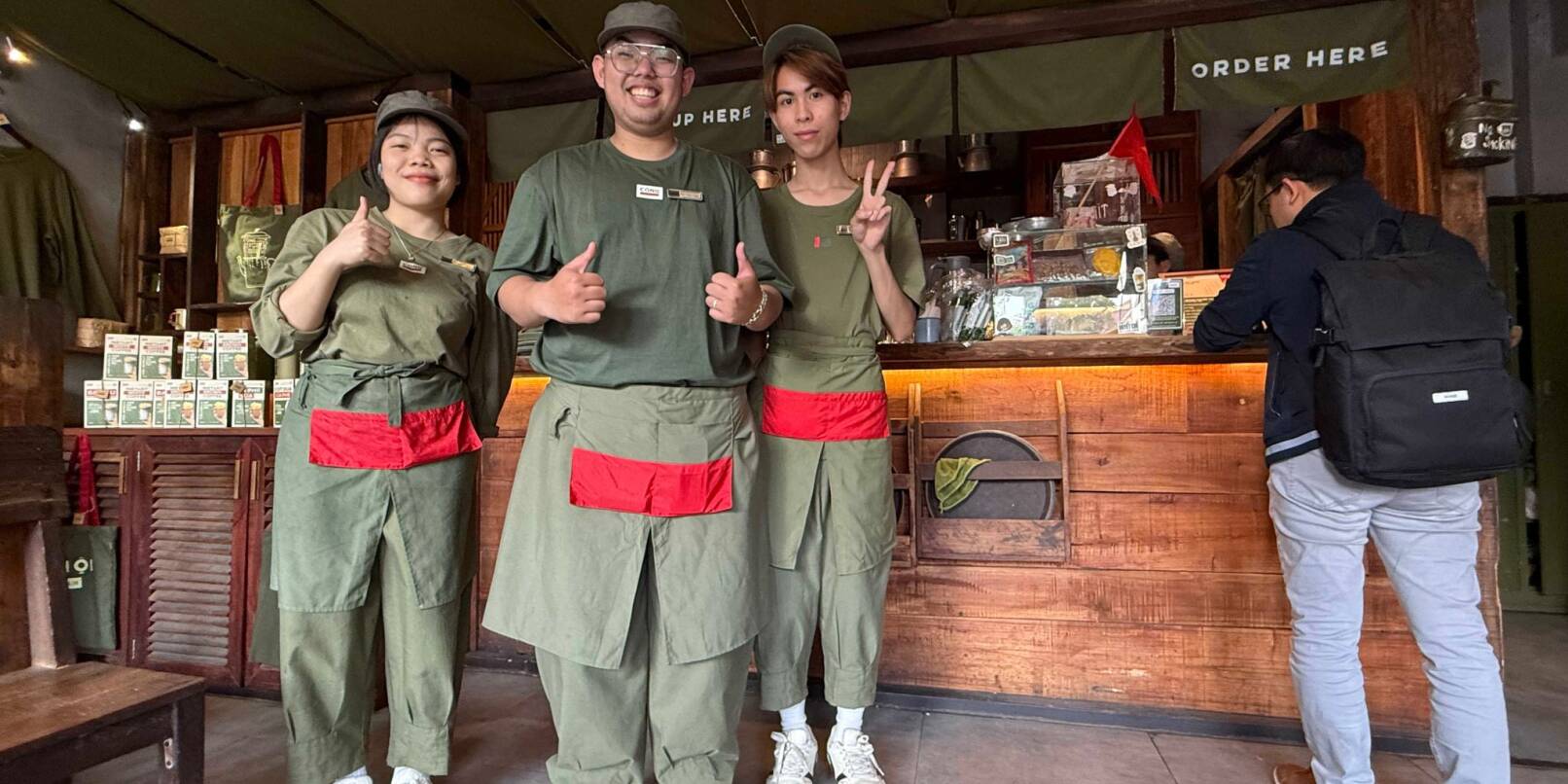 Duc Anh Lee (Mitte) und seine Mitarbeiter sind stolz, im Cong Caphe zu arbeiten. Duc Anh Lee (Mitte) und seine Mitarbeiter sind stolz, im Cong Caphe zu arbeiten.