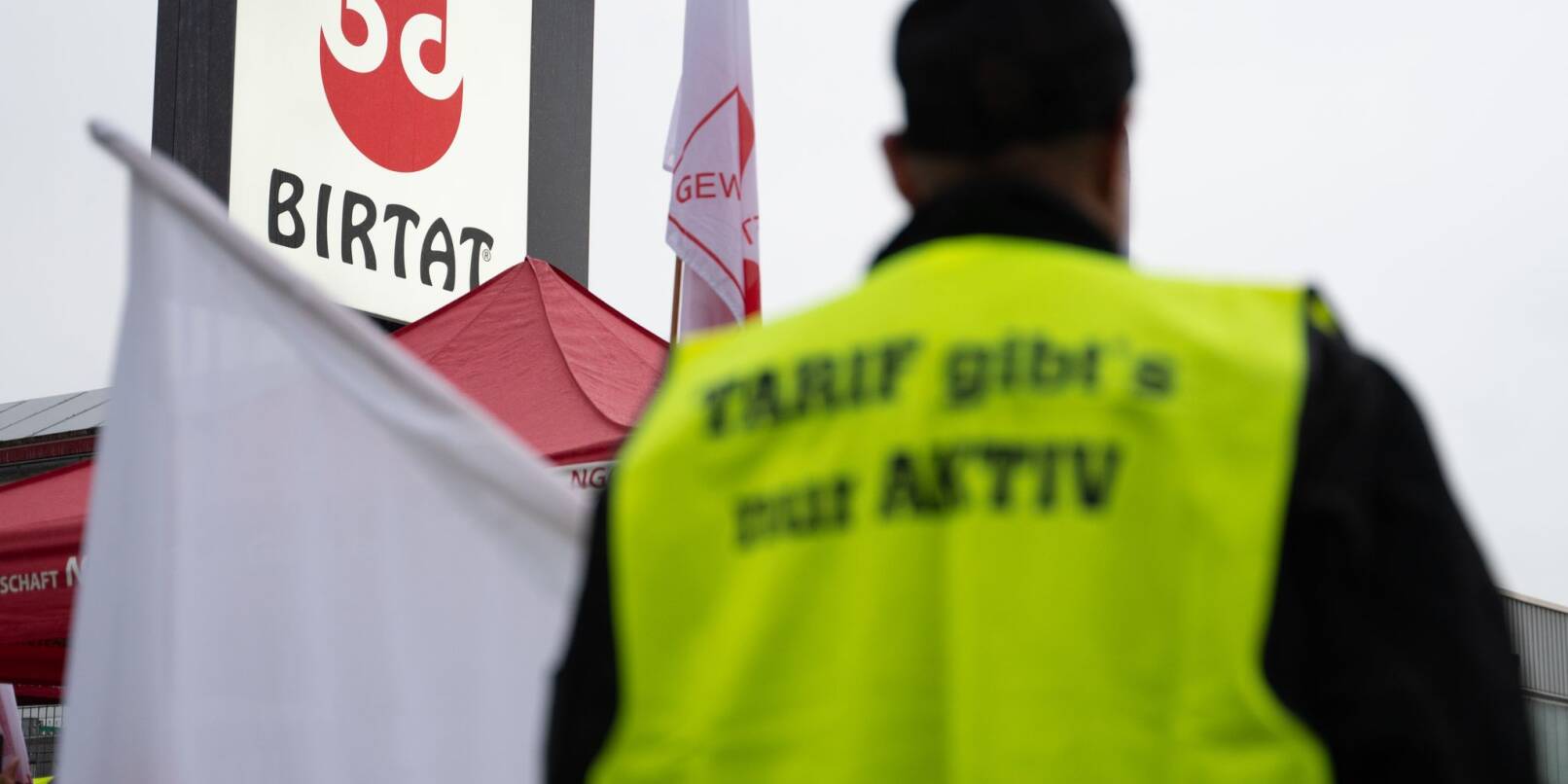 Die Gewerkschaft fordert ein Einstiegsgehalt von 3.000 Euro. Die Gewerkschaft fordert ein Einstiegsgehalt von 3.000 Euro.