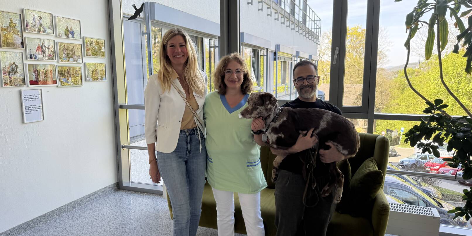 Die neue Koordinatorin Julie Jane Schubert, Alltagsbegleiterin Francisca Arroyo und Mehdi Eslami, der als Ehrenamtlicher mit seiner Hündin Nala die Senioren in der Einrichtung besucht. Die neue Koordinatorin Julie Jane Schubert, Alltagsbegleiterin Francisca Arroyo und Mehdi Eslami, der als Ehrenamtlicher mit seiner Hündin Nala die Senioren in der Einrichtung besucht.