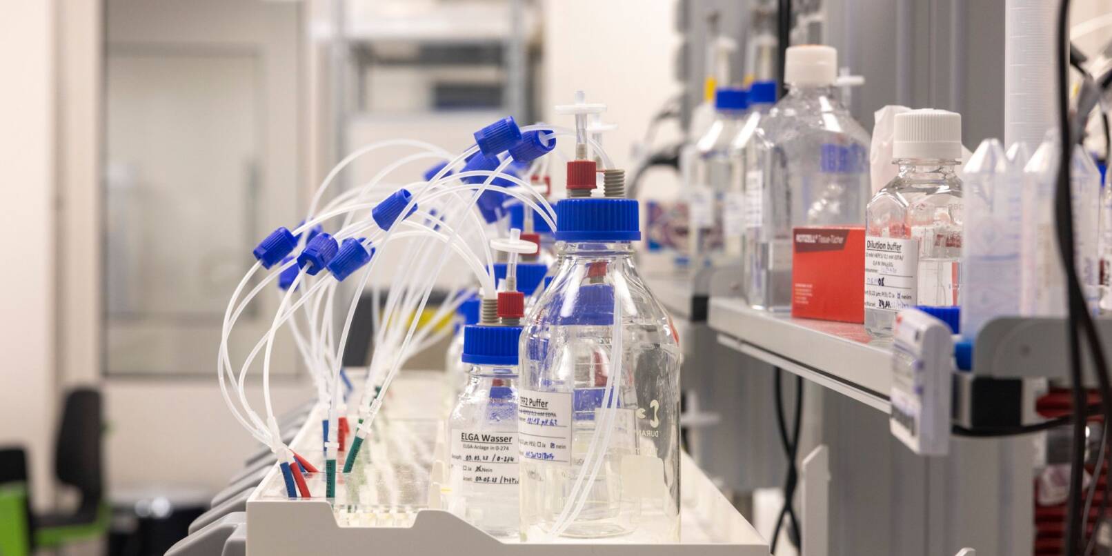 Tüffteln im Labor: Die Chemie- und Pharmaindustrie gibt so viel für Forschung aus wie nie zuvor (Archivbild) Tüffteln im Labor: Die Chemie- und Pharmaindustrie gibt so viel für Forschung aus wie nie zuvor (Archivbild)