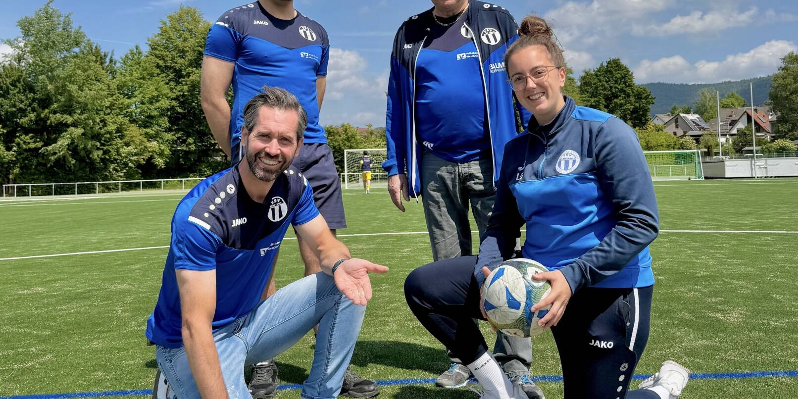 Die Vorstandsmitglieder Eric Engel und Peter Schmitt (stehend von links) sowie Jan Bechtel und Lorena Gorr (sitzend von links) freuen sich über den fertigen Kunstrasen des FSV Rimbach. Die Vorstandsmitglieder Eric Engel und Peter Schmitt (stehend von links) sowie Jan Bechtel und Lorena Gorr (sitzend von links) freuen sich über den fertigen Kunstrasen des FSV Rimbach.
