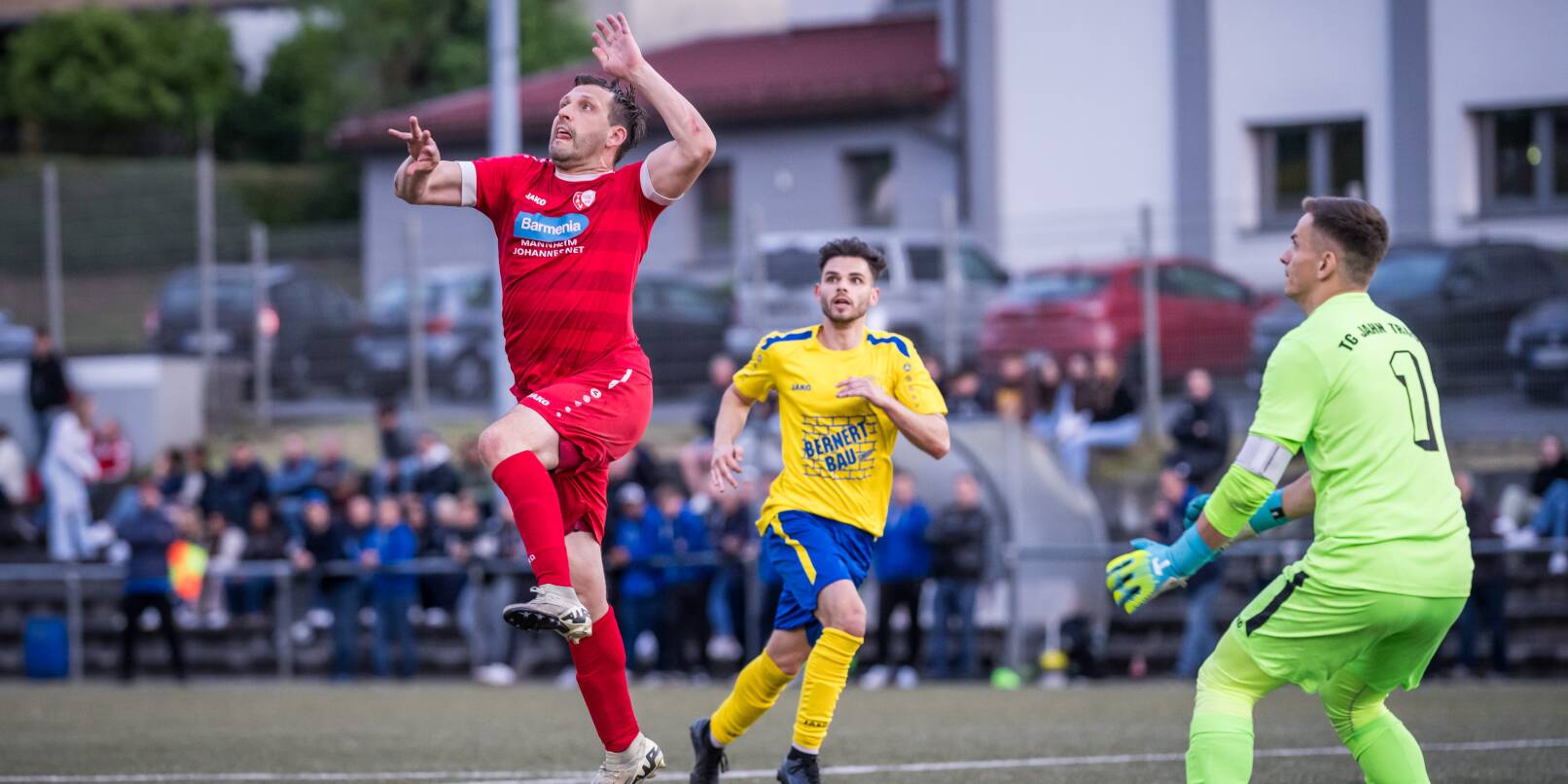Carsten Weihrauch (links) erzielte gegen Trösels Torwart Patrick Doering das 2:1 für den TSV Aschbach. Mit dem Routinier im Rücken gehen die Aschbacher das Kerwespiel gegen den SC Rodau an. Carsten Weihrauch (links) erzielte gegen Trösels Torwart Patrick Doering das 2:1 für den TSV Aschbach. Mit dem Routinier im Rücken gehen die Aschbacher das Kerwespiel gegen den SC Rodau an.