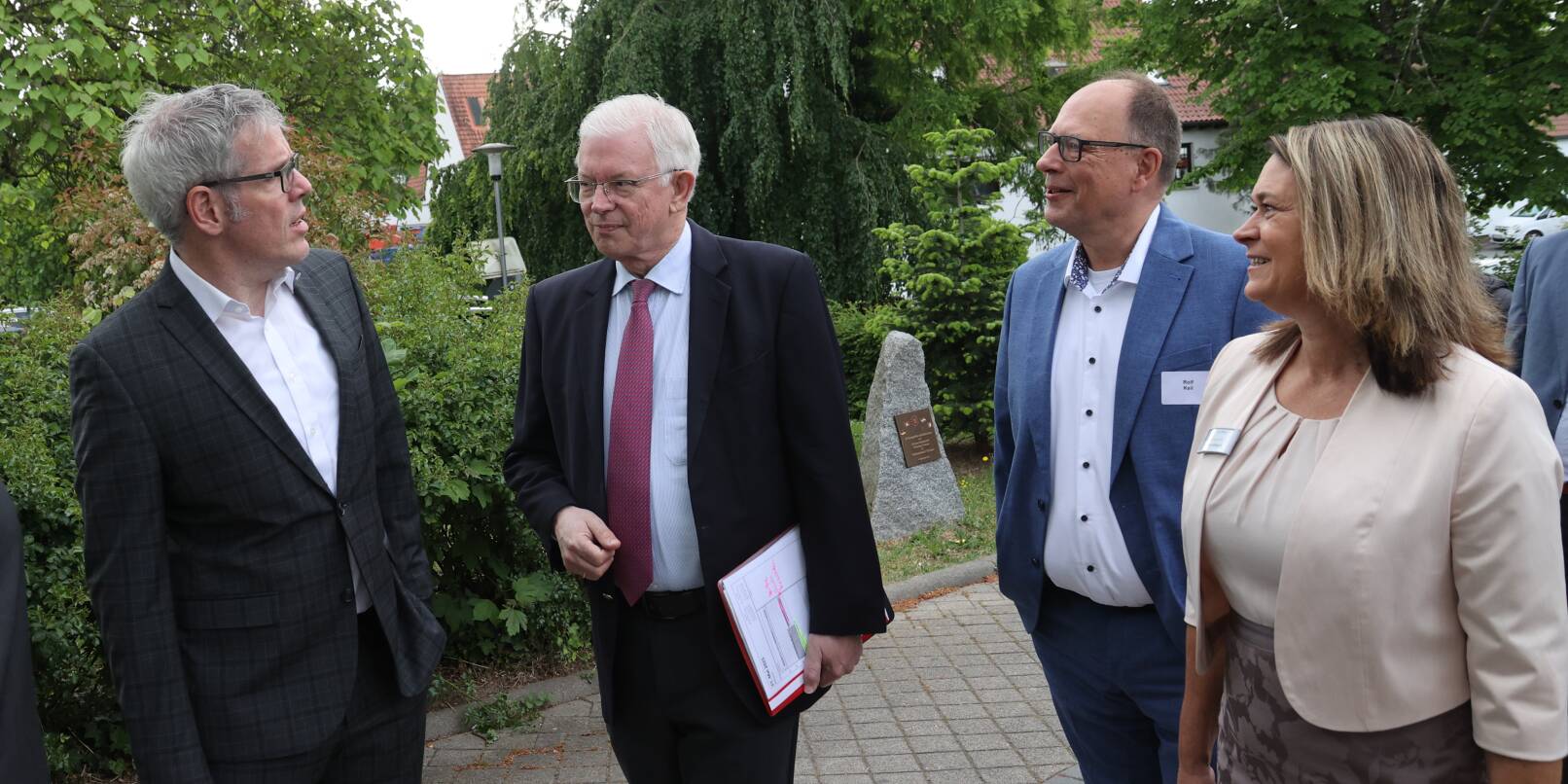 Neben Landrat Christian Engelhardt, sprachen auch Prof. Dr. Roland Koch, Rolf Keil und Angelika Beckenbach (von links) vor allem wertschätzende Worte. Neben Landrat Christian Engelhardt, sprachen auch Prof. Dr. Roland Koch, Rolf Keil und Angelika Beckenbach (von links) vor allem wertschätzende Worte.