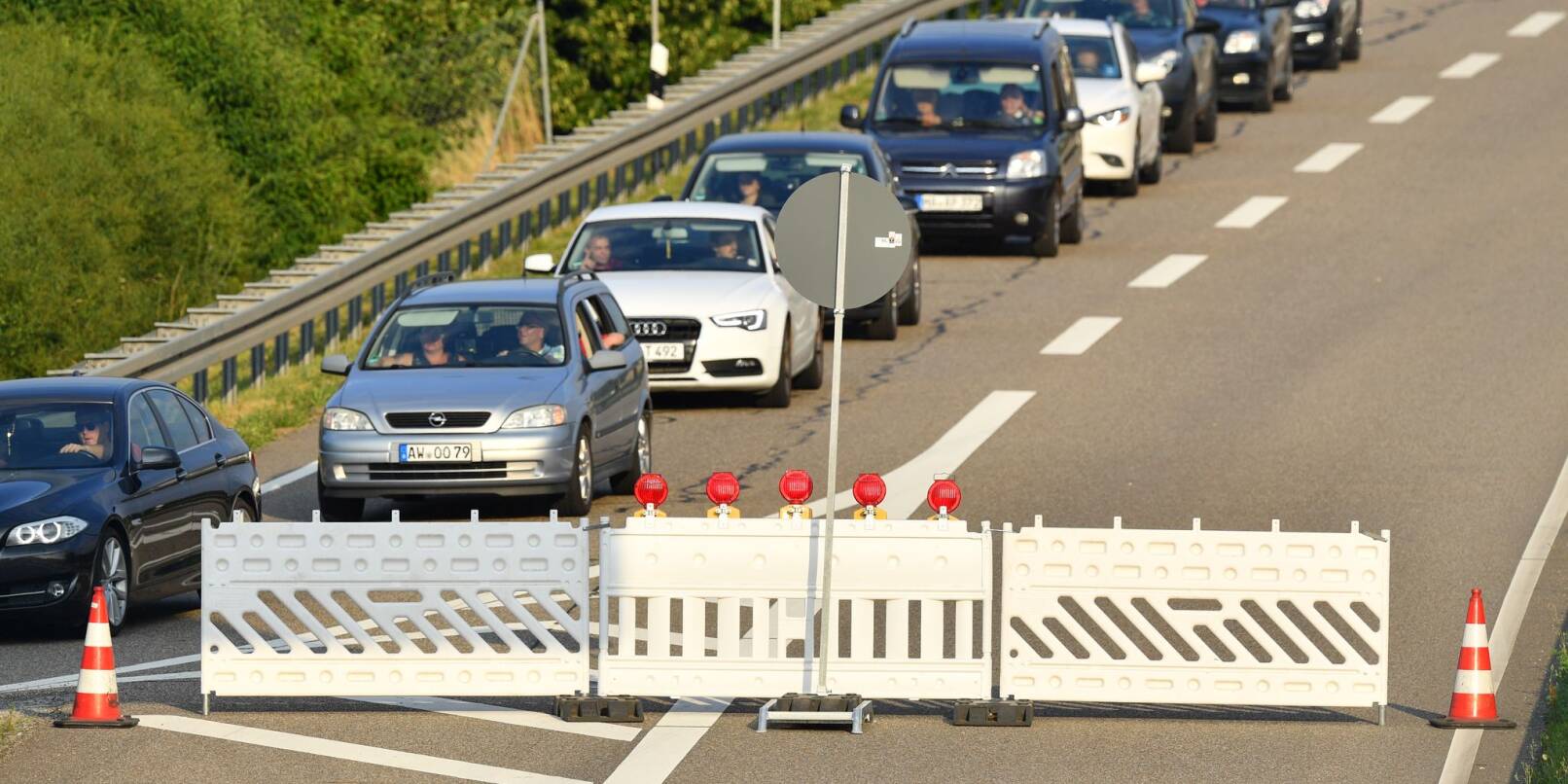 Wegen Arbeiten an einer Brücke wird die Autobahn 6 zwischen den Anschlussstellen Sinsheim-Steinsfurt und Bad Rappenau gesperrt. (Archivbild) Wegen Arbeiten an einer Brücke wird die Autobahn 6 zwischen den Anschlussstellen Sinsheim-Steinsfurt und Bad Rappenau gesperrt. (Archivbild)