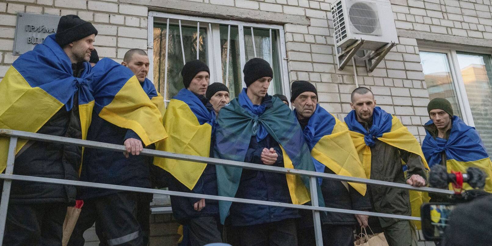 Russland und die Ukraine haben im Krieg schon wiederholt Gefangene ausgetauscht - nun hat der bislang größte Austausch begonnen. (Archivbild) Russland und die Ukraine haben im Krieg schon wiederholt Gefangene ausgetauscht - nun hat der bislang größte Austausch begonnen. (Archivbild)