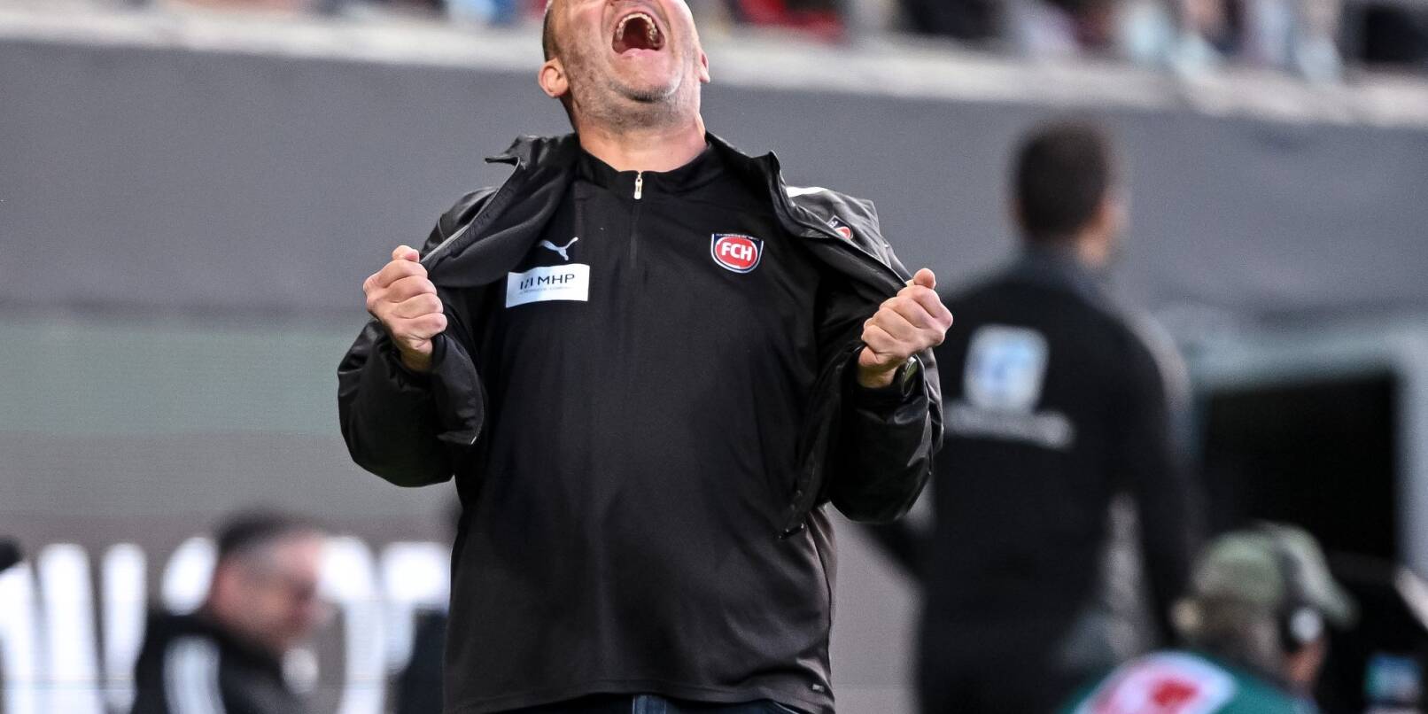 Nichts für schwache Nerven: Heidenheims Trainer Frank Schmidt beim Hinspiel. Nichts für schwache Nerven: Heidenheims Trainer Frank Schmidt beim Hinspiel.