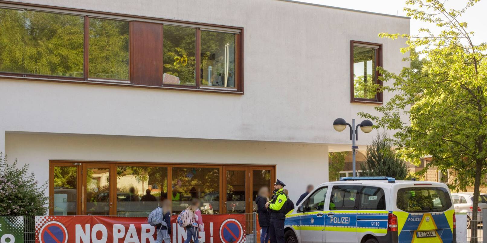 Die Polizei steht vor einer Grundschule im Berliner Bezirk Spandau, während Schüler am Morgen zur Schule kommen. Die Polizei steht vor einer Grundschule im Berliner Bezirk Spandau, während Schüler am Morgen zur Schule kommen.