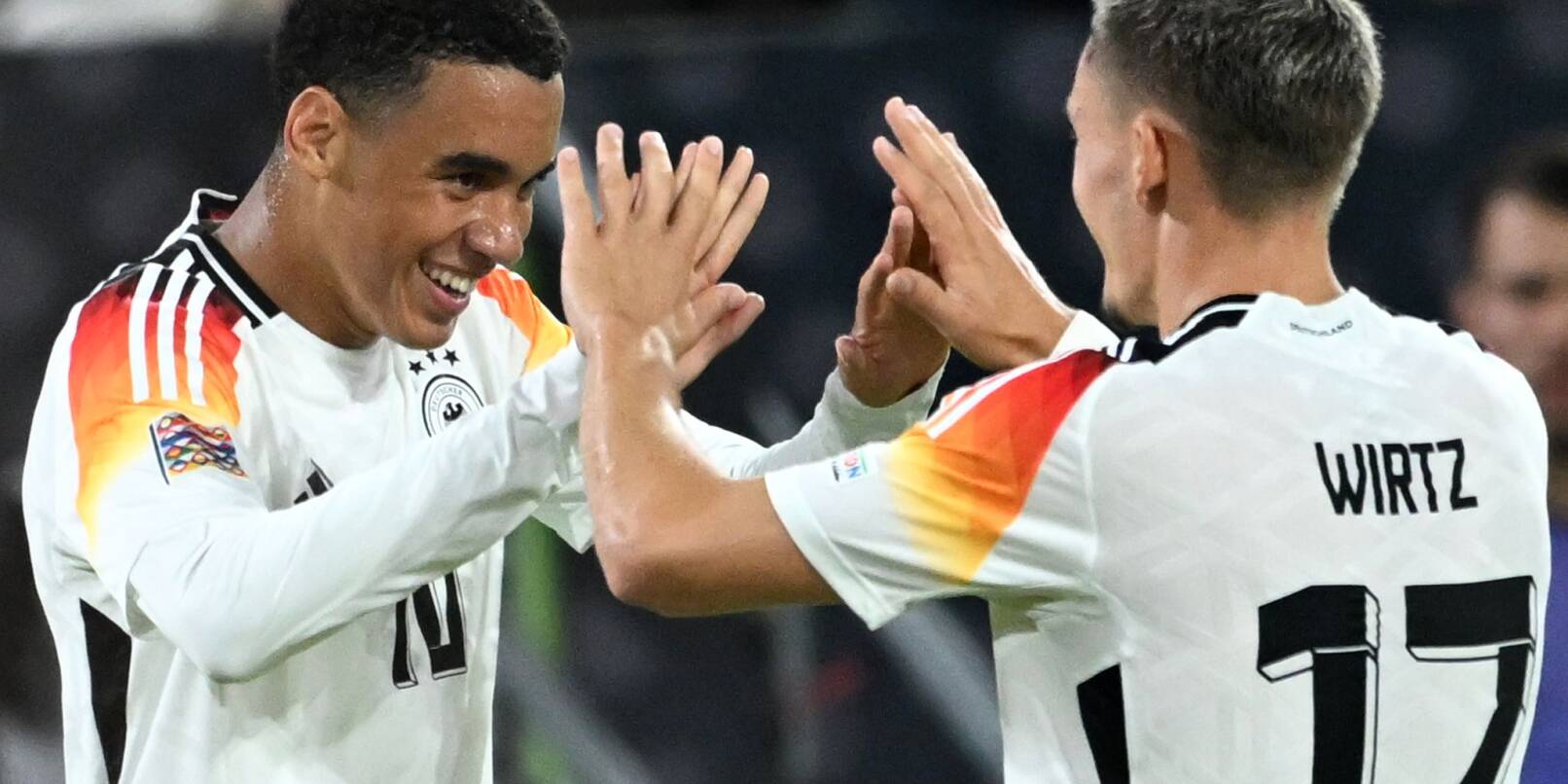 Die Spiele der Fußball-WM 2026, für die sich die DFB-Stars Jamal Musiala und Florian Wirtz qualifizieren wollen, werden bei der Telekom zu sehen sein. Die Spiele der Fußball-WM 2026, für die sich die DFB-Stars Jamal Musiala und Florian Wirtz qualifizieren wollen, werden bei der Telekom zu sehen sein.