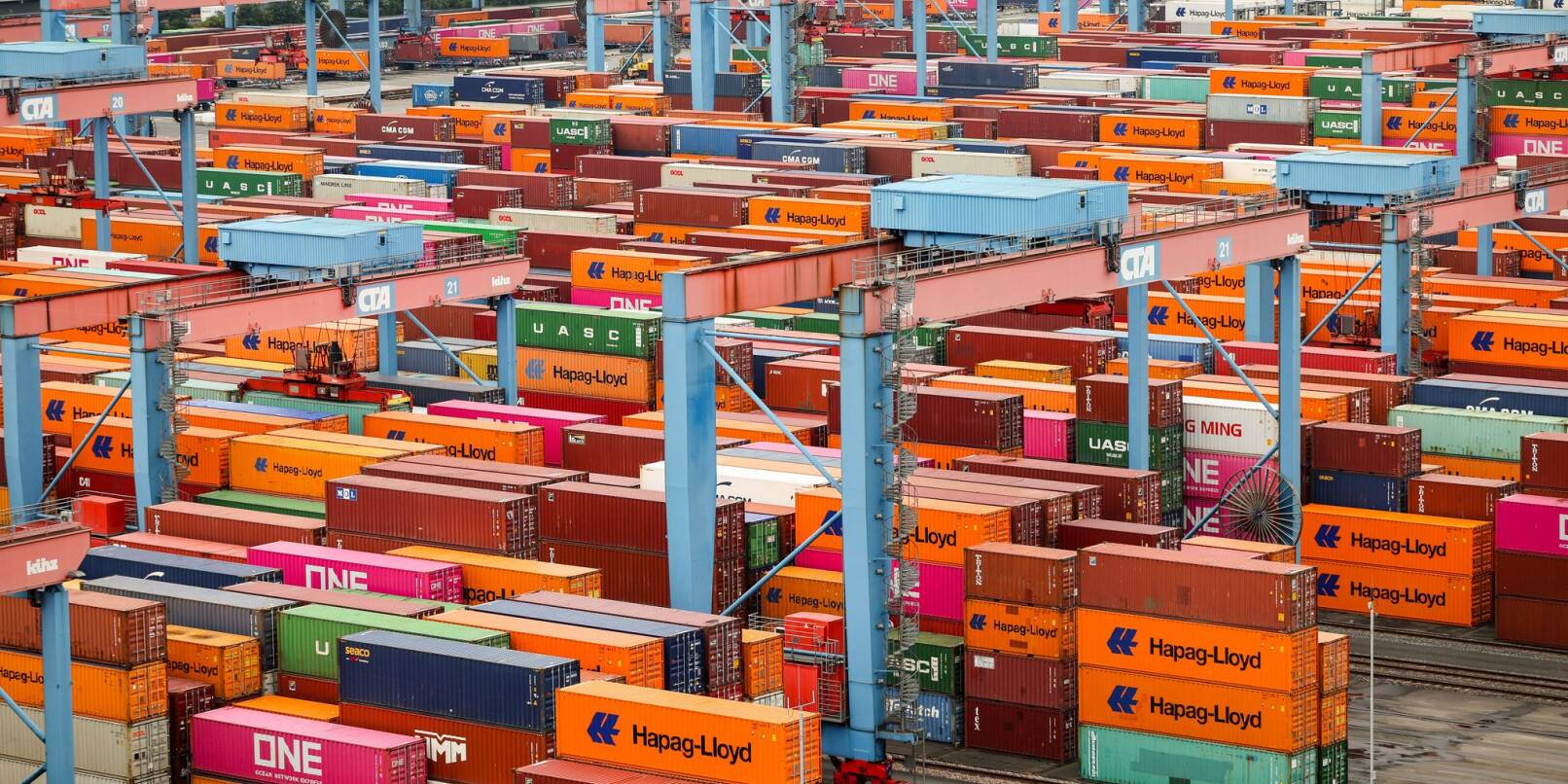 Container vor der Verladung im Hamburger Hafen. Die deutsche Industrie hofft auf Entspannung im Zollkonflikt mit den USA. (Archivbild) Container vor der Verladung im Hamburger Hafen. Die deutsche Industrie hofft auf Entspannung im Zollkonflikt mit den USA. (Archivbild)
