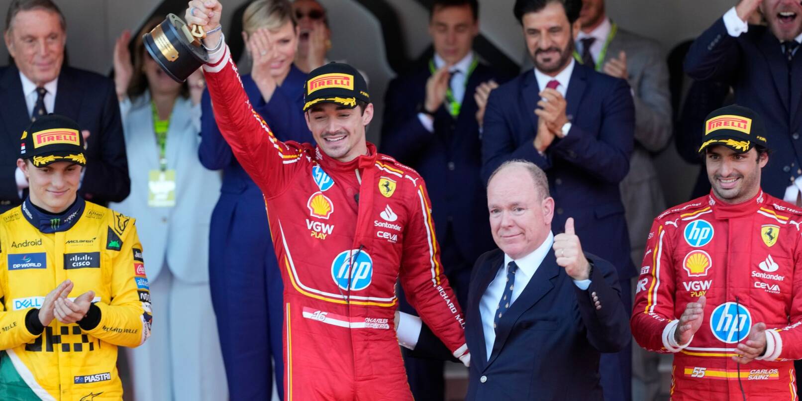Da lief es noch: Charles Leclerc feiert seinen Heimsieg 2024 neben Fürst Albert II. Da lief es noch: Charles Leclerc feiert seinen Heimsieg 2024 neben Fürst Albert II.