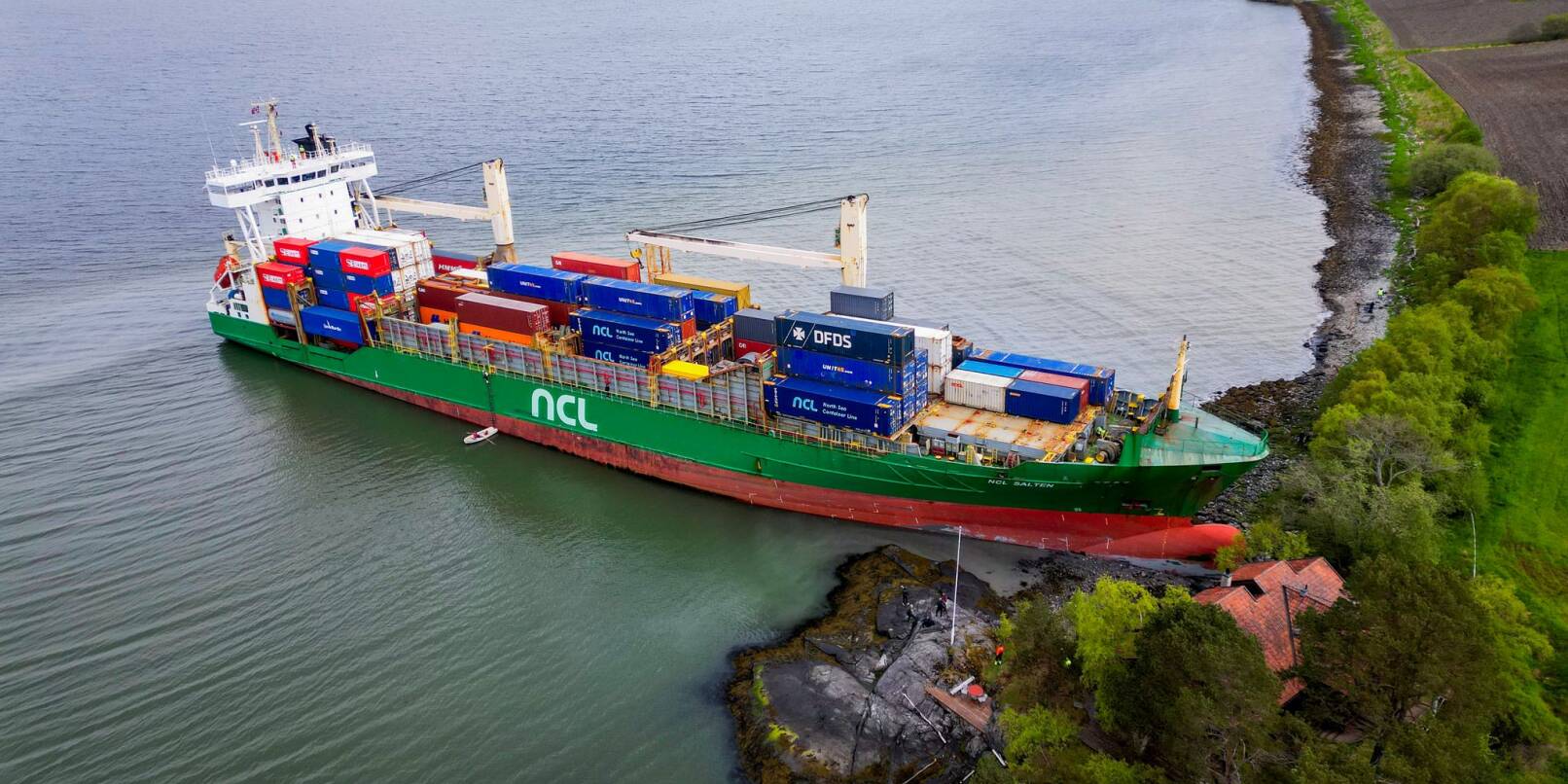 Ein Containerschiff ist in Norwegen kurz vor einem Haus am Wasser zum Stehen gekommen. Ein Containerschiff ist in Norwegen kurz vor einem Haus am Wasser zum Stehen gekommen.