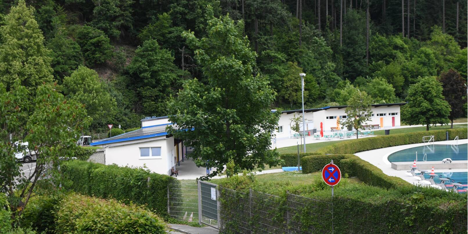 Die TSG Weinheim engagiert sich in vielen Bereichen des öffentlichen Lebens. So betreibt der Verein zum Beispiel im Auftrag der Stadt das Waldschwimmbad. Dort wurde kürzlich eine Photovoltaikanlage auf den Dächern installiert. Die TSG Weinheim engagiert sich in vielen Bereichen des öffentlichen Lebens. So betreibt der Verein zum Beispiel im Auftrag der Stadt das Waldschwimmbad. Dort wurde kürzlich eine Photovoltaikanlage auf den Dächern installiert.
