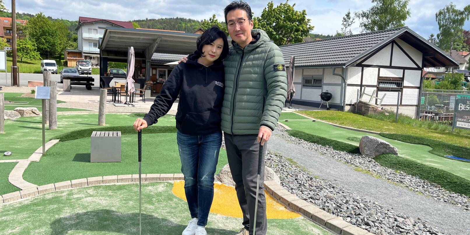 Vor einigen Jahren verließen Sangmi Yoo und ihr Ehemann Junchul Ye ihre Heimat Seoul und zogen in den Überwald. Heute hat das Ehepaar zwei Töchter, ist Pächter eines Kiosks plus Spielgolfanlage und trägt ganz viel Dankbarkeit im Herzen. Vor einigen Jahren verließen Sangmi Yoo und ihr Ehemann Junchul Ye ihre Heimat Seoul und zogen in den Überwald. Heute hat das Ehepaar zwei Töchter, ist Pächter eines Kiosks plus Spielgolfanlage und trägt ganz viel Dankbarkeit im Herzen.