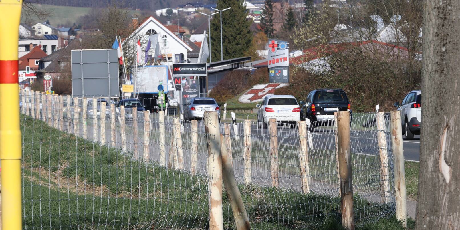 Um die Ausbreitung der Afrikanischen Schweinepest einzudämmen, setzt das Land Hessen auf Schutzzäune wie an der B38 im Weschnitztal. Schäden an den Zäunen, aber auch aufgefundene Kadaver können jetzt digital gemeldet werden. Um die Ausbreitung der Afrikanischen Schweinepest einzudämmen, setzt das Land Hessen auf Schutzzäune wie an der B38 im Weschnitztal. Schäden an den Zäunen, aber auch aufgefundene Kadaver können jetzt digital gemeldet werden.