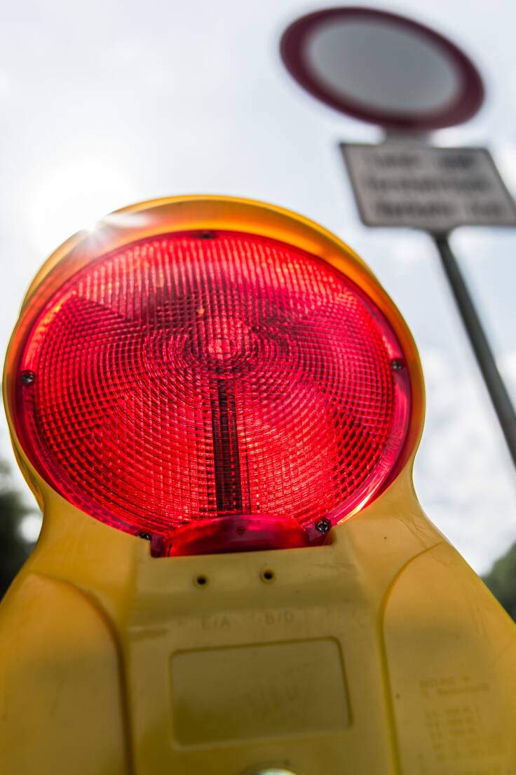 Seit drei Wochen ist die Zeller Brücke aufgrund von Schäden, die bei einer Untersuchung festgestellt wurden, gesperrt – was für enorme Auswirkungen auf die Verkehrssituation und für die Betriebe in der Region hat. Seit drei Wochen ist die Zeller Brücke aufgrund von Schäden, die bei einer Untersuchung festgestellt wurden, gesperrt – was für enorme Auswirkungen auf die Verkehrssituation und für die Betriebe in der Region hat.