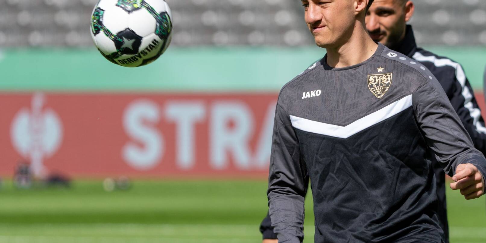 Mittelfeldstratege Angelo Stiller war nach seiner Bänderverletzung beim Abschlusstraining des VfB Stuttgart im Berliner Olympiastadion dabei. Mittelfeldstratege Angelo Stiller war nach seiner Bänderverletzung beim Abschlusstraining des VfB Stuttgart im Berliner Olympiastadion dabei.