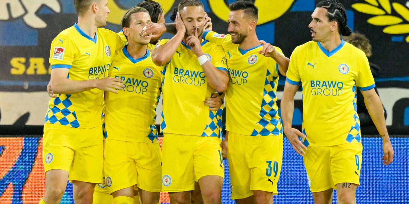 Eintracht Braunschweig hat das Relegationshinspiel zur 2. Bundesliga beim 1. FC Saarbrücken gewonnen. Eintracht Braunschweig hat das Relegationshinspiel zur 2. Bundesliga beim 1. FC Saarbrücken gewonnen.