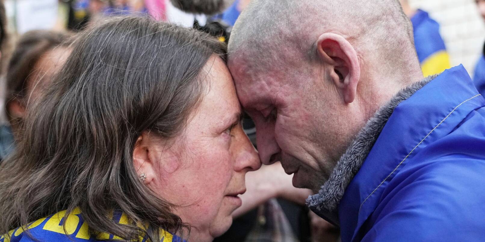 EIn Austausch von Gefangenen führt oft zu bewegenden Momenten - wie hier zwischen einem Ukrainer und seiner Frau in der Region Tschernihiw. EIn Austausch von Gefangenen führt oft zu bewegenden Momenten - wie hier zwischen einem Ukrainer und seiner Frau in der Region Tschernihiw.