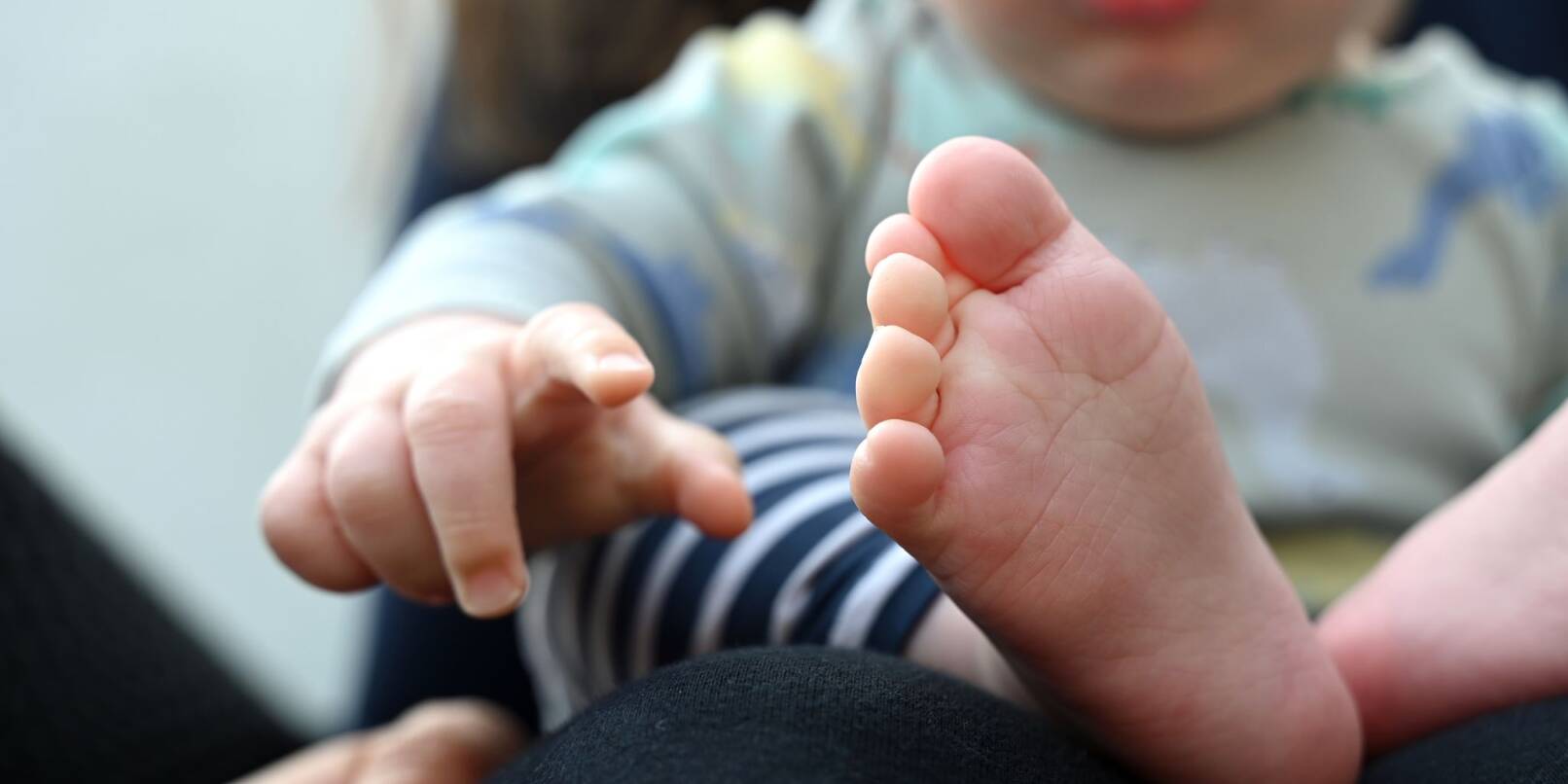 Eltern sind einer Studie zufolge durchschnittlich weniger zufrieden als Kinderlose, empfinden aber mehr Sinn im Leben (Archivbild). Eltern sind einer Studie zufolge durchschnittlich weniger zufrieden als Kinderlose, empfinden aber mehr Sinn im Leben (Archivbild).