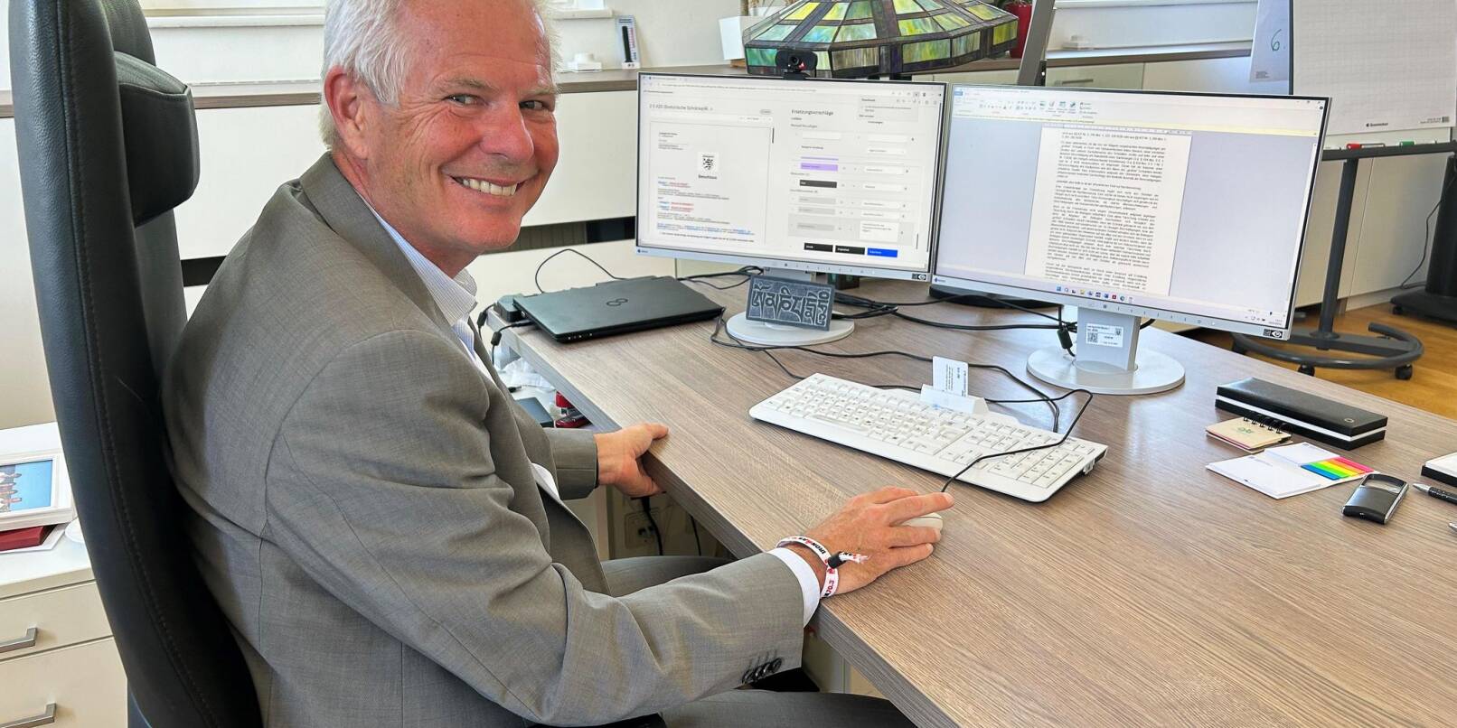 An seinem Computer testet Frank Richter wie das Werkzeug «Jano» funktioniert und ist sehr zufrieden mit dessen Leistung. An seinem Computer testet Frank Richter wie das Werkzeug «Jano» funktioniert und ist sehr zufrieden mit dessen Leistung.