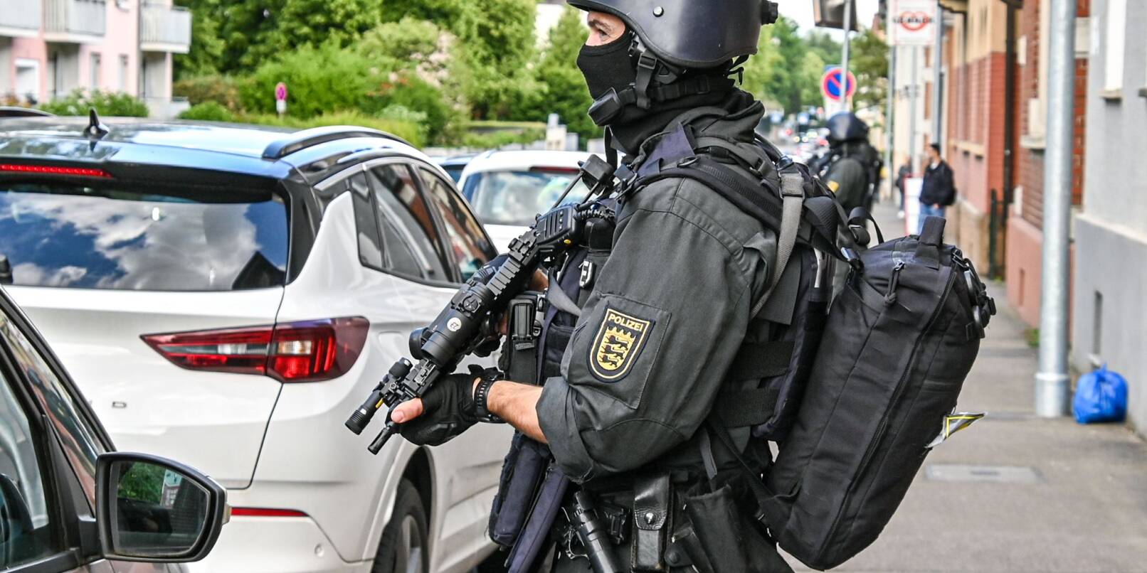 Dutzende schwer bewaffnete Polizisten rücken aus, nachdem Zeugen Schüsse gehört haben. Dutzende schwer bewaffnete Polizisten rücken aus, nachdem Zeugen Schüsse gehört haben.