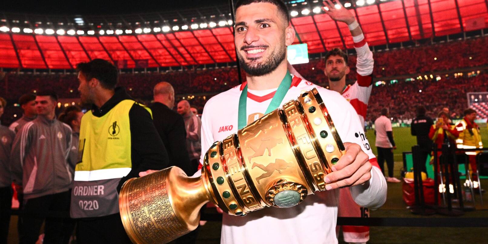 Deniz Undav schnappte sich den Pokal Deniz Undav schnappte sich den Pokal
