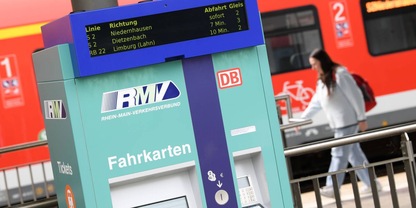 Der RMV ist 30 Jahre alt geworden und rechnet in Zukunft mit einem weiteren Anstieg der Fahrgastzahlen. (Symbolbild) Der RMV ist 30 Jahre alt geworden und rechnet in Zukunft mit einem weiteren Anstieg der Fahrgastzahlen. (Symbolbild)