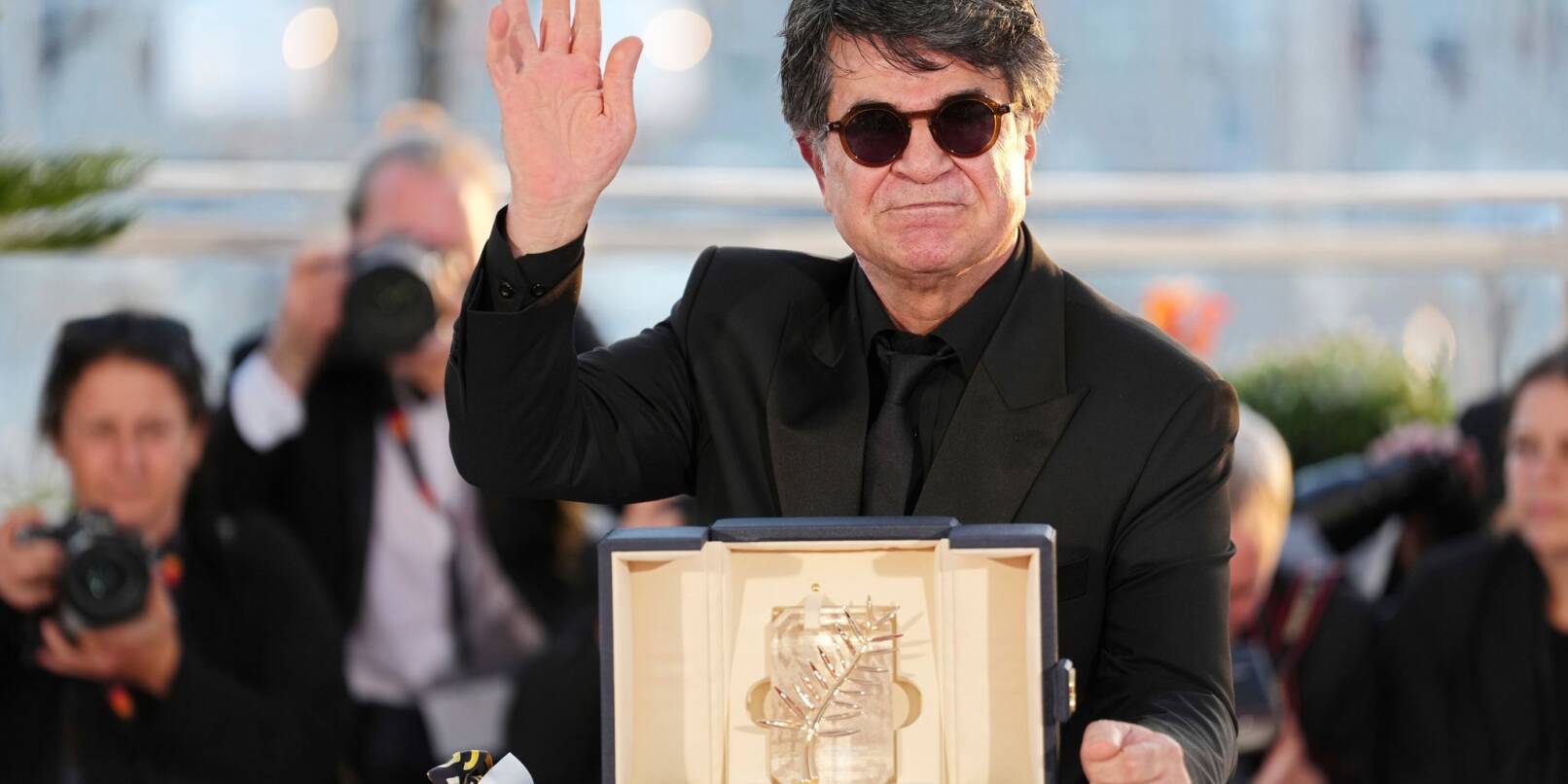 Jafar Panahi mit der Goldenen Palme. Jafar Panahi mit der Goldenen Palme.