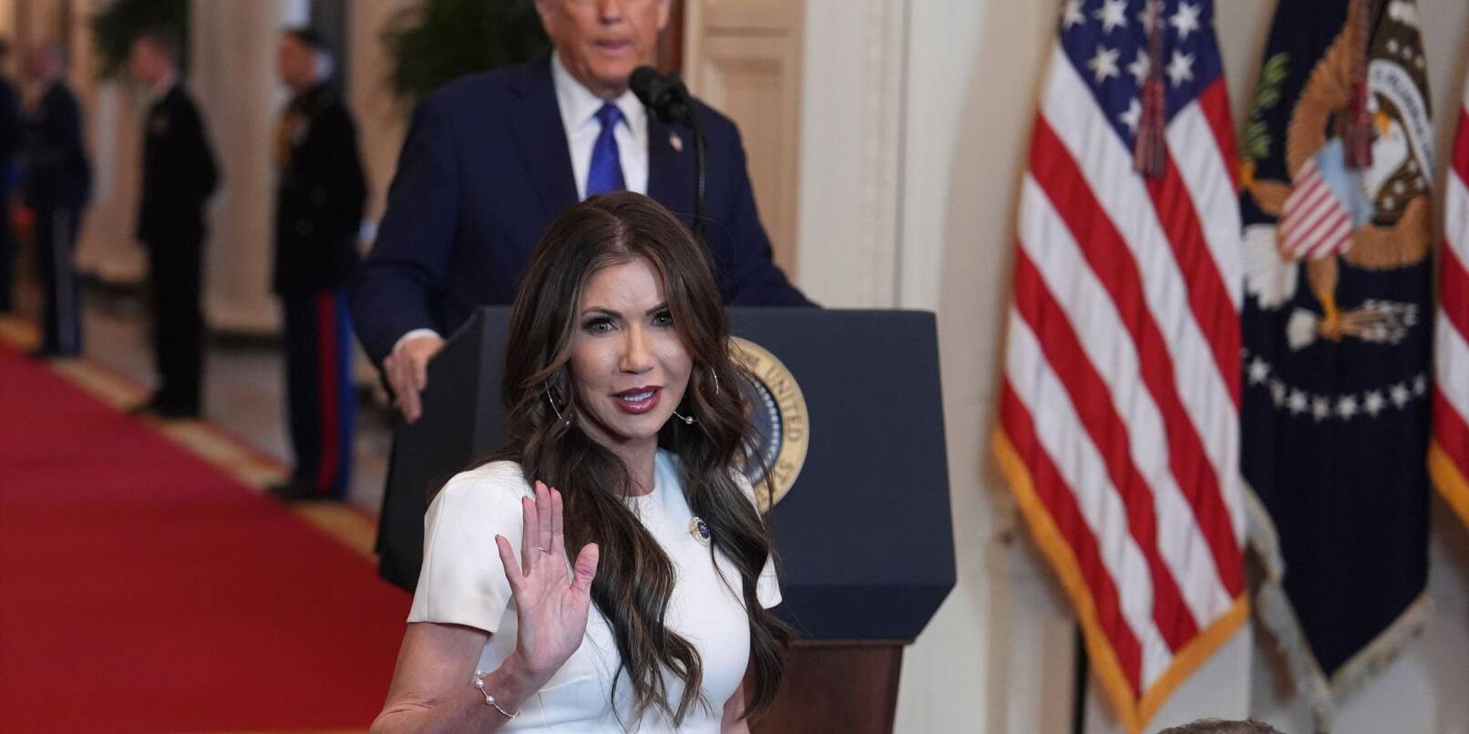 Heimatschutzministerin Noem ist ein typisches Beispiel für den Maga-Look. (Archivbild) Heimatschutzministerin Noem ist ein typisches Beispiel für den Maga-Look. (Archivbild)
