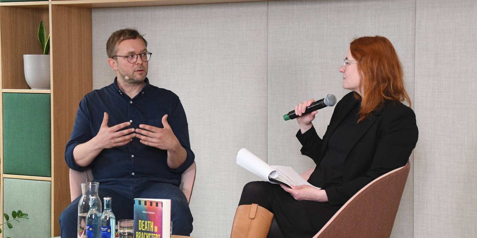 Im Gespräch mit Moderatorin Dr. Katrin Schumacher plauderte Tobias Wagner, der 22. Preisträger des Peter-Härtling-Preises, über seinen ersten Roman „Death in Brachstedt“. Im Gespräch mit Moderatorin Dr. Katrin Schumacher plauderte Tobias Wagner, der 22. Preisträger des Peter-Härtling-Preises, über seinen ersten Roman „Death in Brachstedt“.