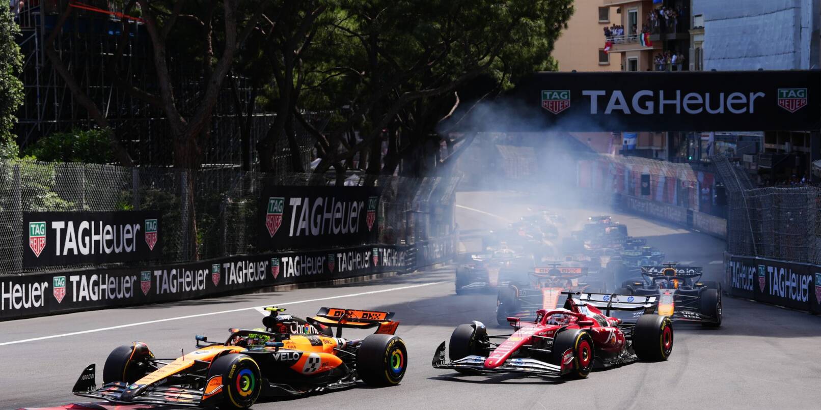 Lando Norris verteidigt in der ersten Kurve die Führung vor Charles Leclerc. Lando Norris verteidigt in der ersten Kurve die Führung vor Charles Leclerc.