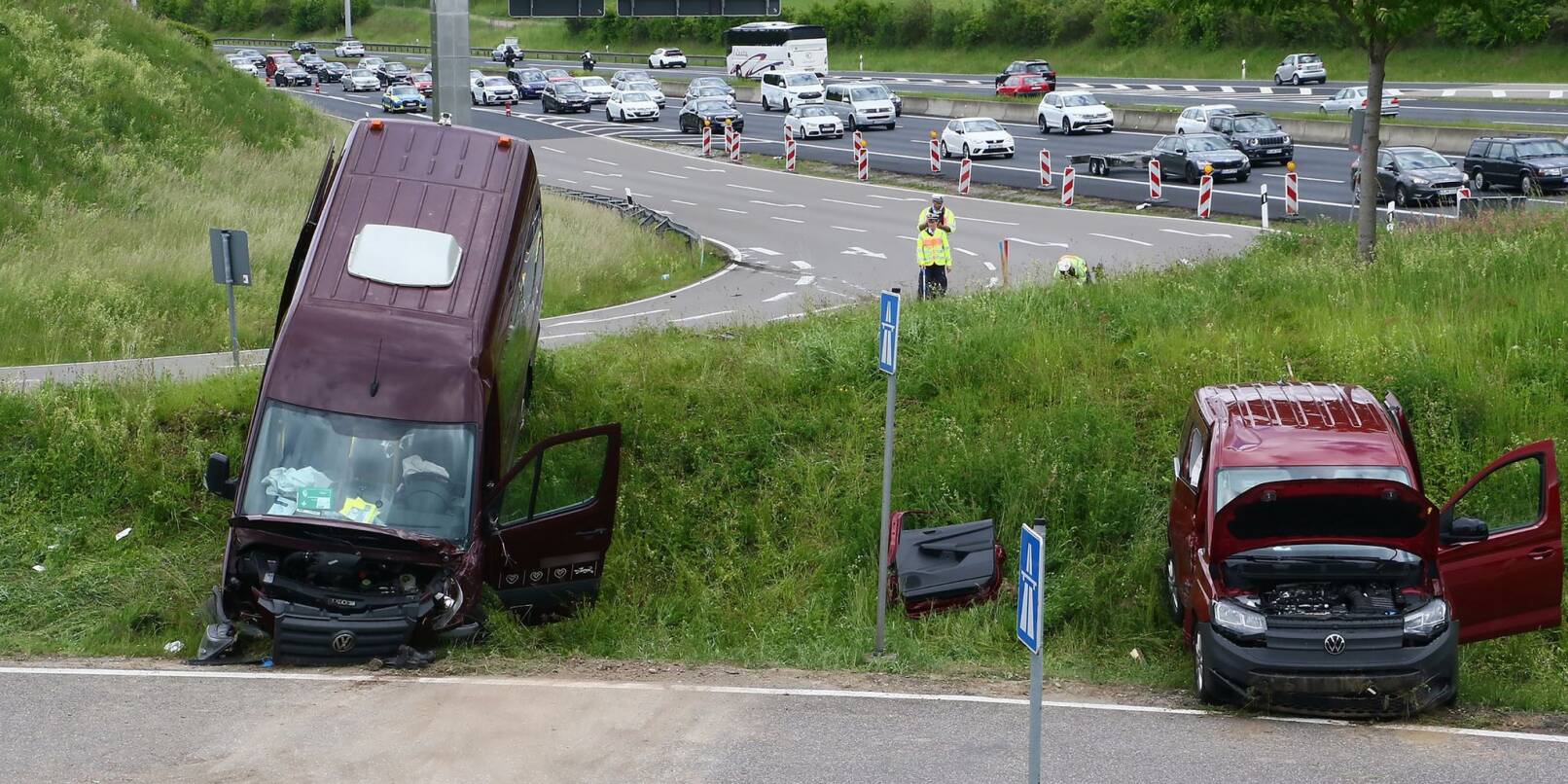 Die zwei Fahrzeuge blieben beschädigt an der Ausfahrt stehen. Die zwei Fahrzeuge blieben beschädigt an der Ausfahrt stehen.