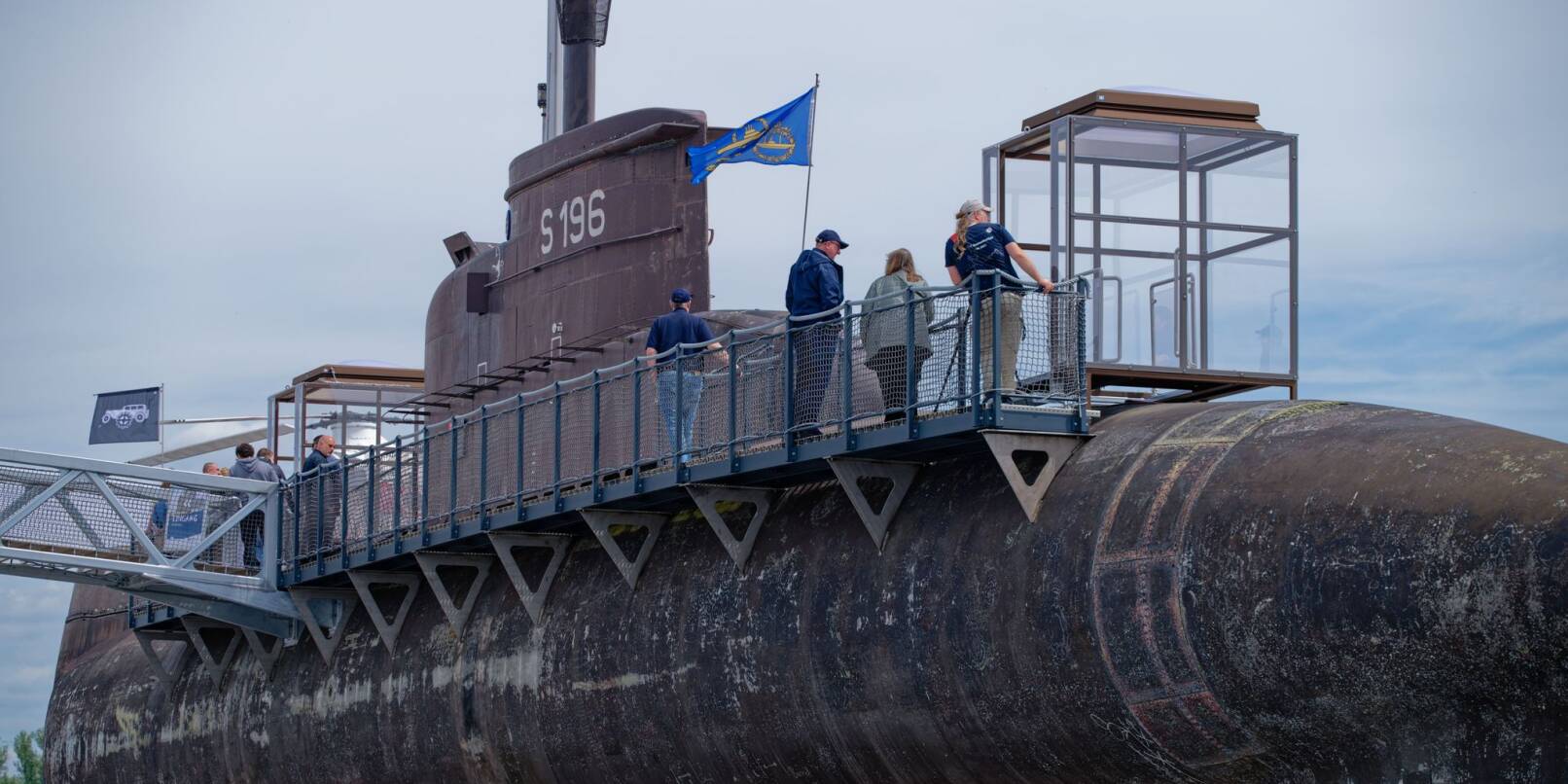Besucher gehen über einen Steg am Marine U-Boot U17 entlang. Besucher gehen über einen Steg am Marine U-Boot U17 entlang.