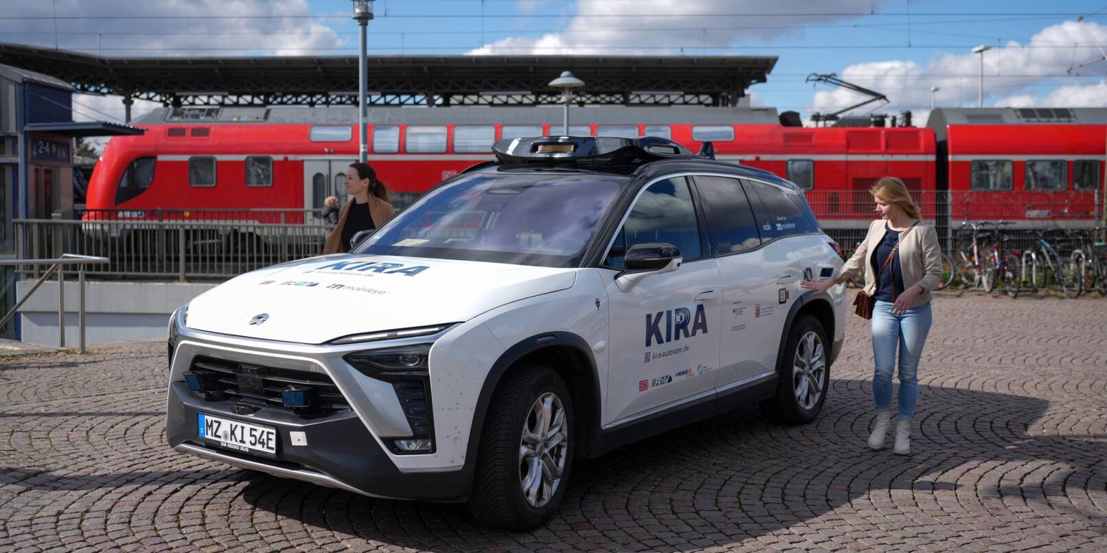 Ausgewählte Fahrgäste des öffentlichen Nahverkehrs können ab dieser Woche ein Angebot in Langen und Egelsbach im Landkreis Offenbach testen, bei dem autonom fahrende Autos eingesetzt werden. Ausgewählte Fahrgäste des öffentlichen Nahverkehrs können ab dieser Woche ein Angebot in Langen und Egelsbach im Landkreis Offenbach testen, bei dem autonom fahrende Autos eingesetzt werden.