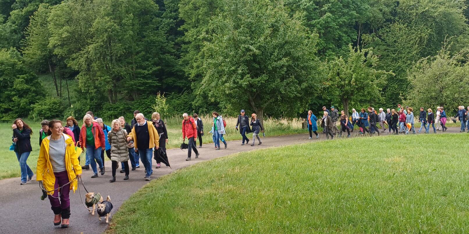 Rund 350 Besucher hatten, trotz Regen, sichtlich Spaß beim Singen und Wandern. Rund 350 Besucher hatten, trotz Regen, sichtlich Spaß beim Singen und Wandern.