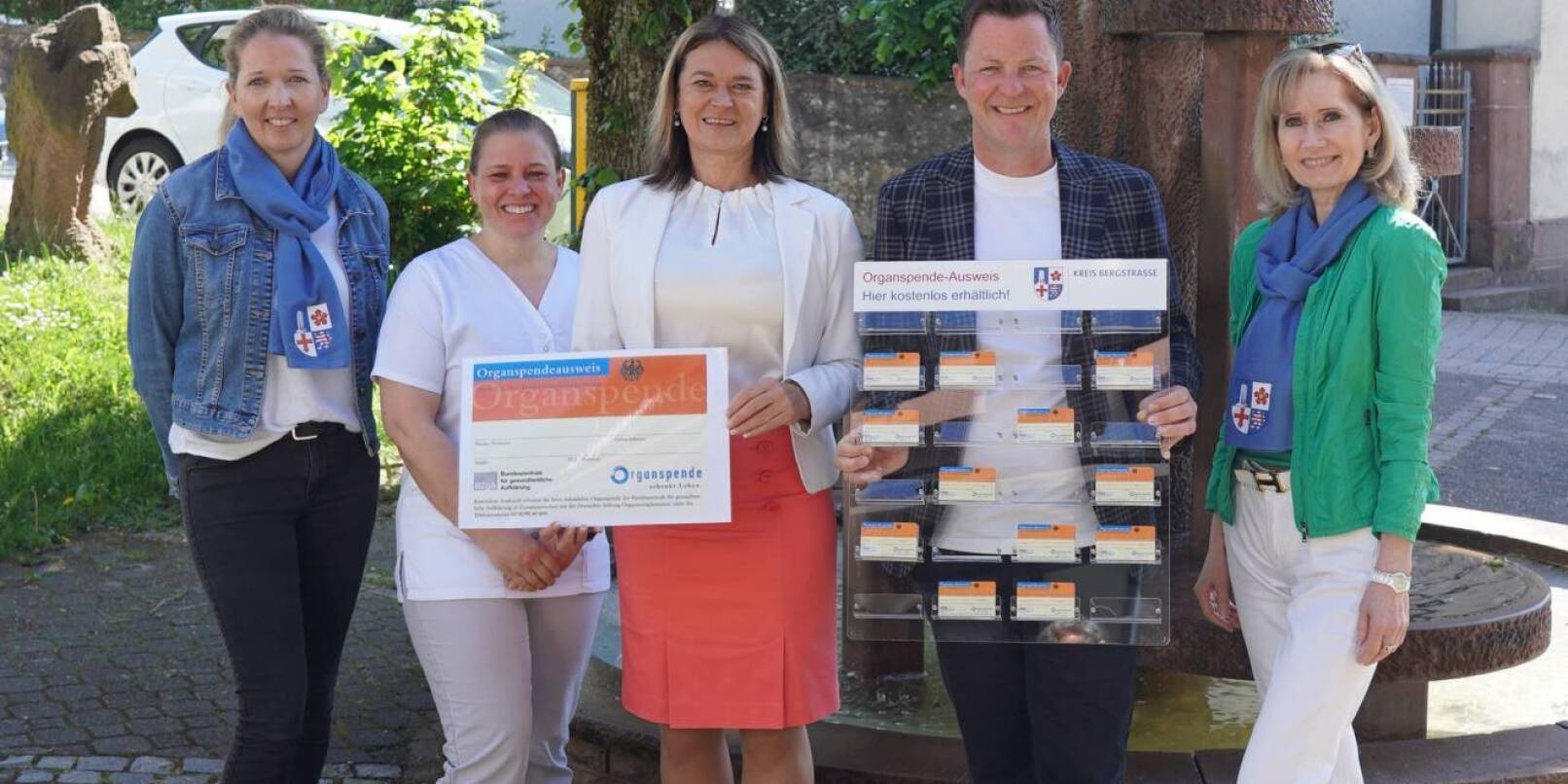 Gesundheitsdezernentin Angelika Beckenbach (Mitte) überreichte gemeinsam mit dem Präventionsteam des Kreises Bergstraße (Reinhild Zolg, rechts, und Nadja Niestroj, links) die zehnte Organspende-Ausweis-Tafel an den Bürgermeister der Gemeinde Abtsteinach, Sven Bassauer (zweiter v. rechts), und Dr. med. Aylin Büttner (zweite v. links). Gesundheitsdezernentin Angelika Beckenbach (Mitte) überreichte gemeinsam mit dem Präventionsteam des Kreises Bergstraße (Reinhild Zolg, rechts, und Nadja Niestroj, links) die zehnte Organspende-Ausweis-Tafel an den Bürgermeister der Gemeinde Abtsteinach, Sven Bassauer (zweiter v. rechts), und Dr. med. Aylin Büttner (zweite v. links).