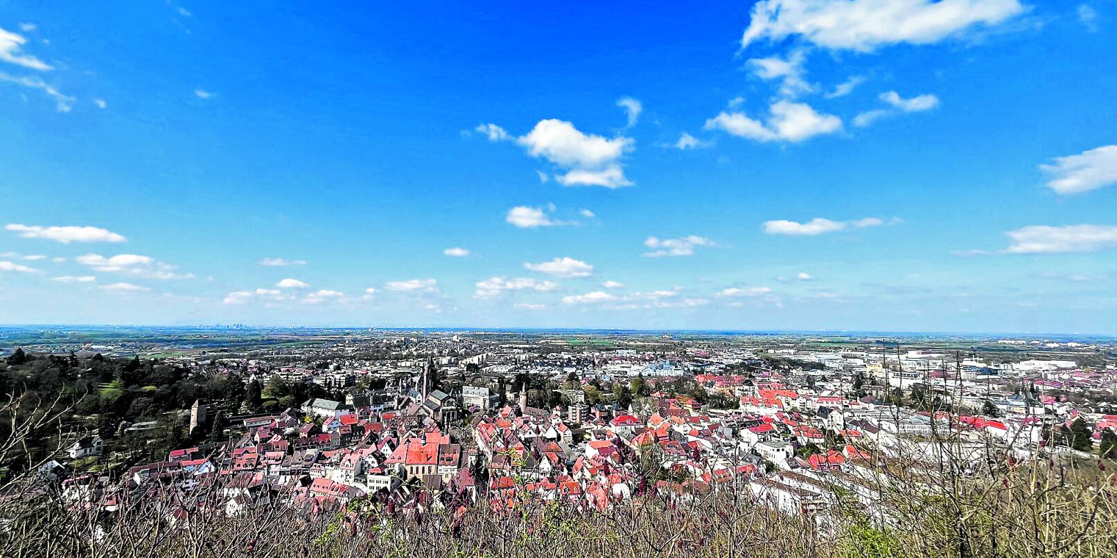 Blick von der Windeck über den Marktplatz gen Westen. Weinheim mit seinen vielen Stadtteilen hat aber viel mehr zu bieten als seinen Kern. Blick von der Windeck über den Marktplatz gen Westen. Weinheim mit seinen vielen Stadtteilen hat aber viel mehr zu bieten als seinen Kern.