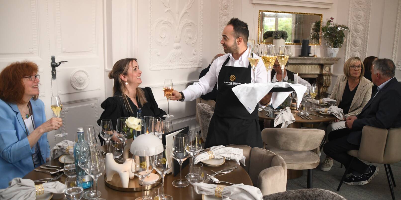 Das Ambiente gediegen, der Service charmant: Am Eröffnungsabend zeigte sich das Schlossparkrestaurant von seiner besten Seite. Das Ambiente gediegen, der Service charmant: Am Eröffnungsabend zeigte sich das Schlossparkrestaurant von seiner besten Seite.