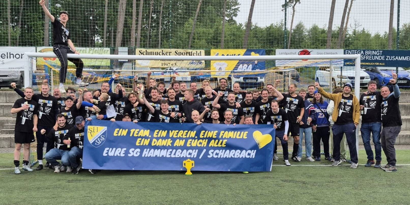 Die SG Hammelbach/Scharbach feiert den Aufstieg in die Kreisliga A und bedankt sich für die Unterstützung durch die Vereinsfamilie. Die SG Hammelbach/Scharbach feiert den Aufstieg in die Kreisliga A und bedankt sich für die Unterstützung durch die Vereinsfamilie.