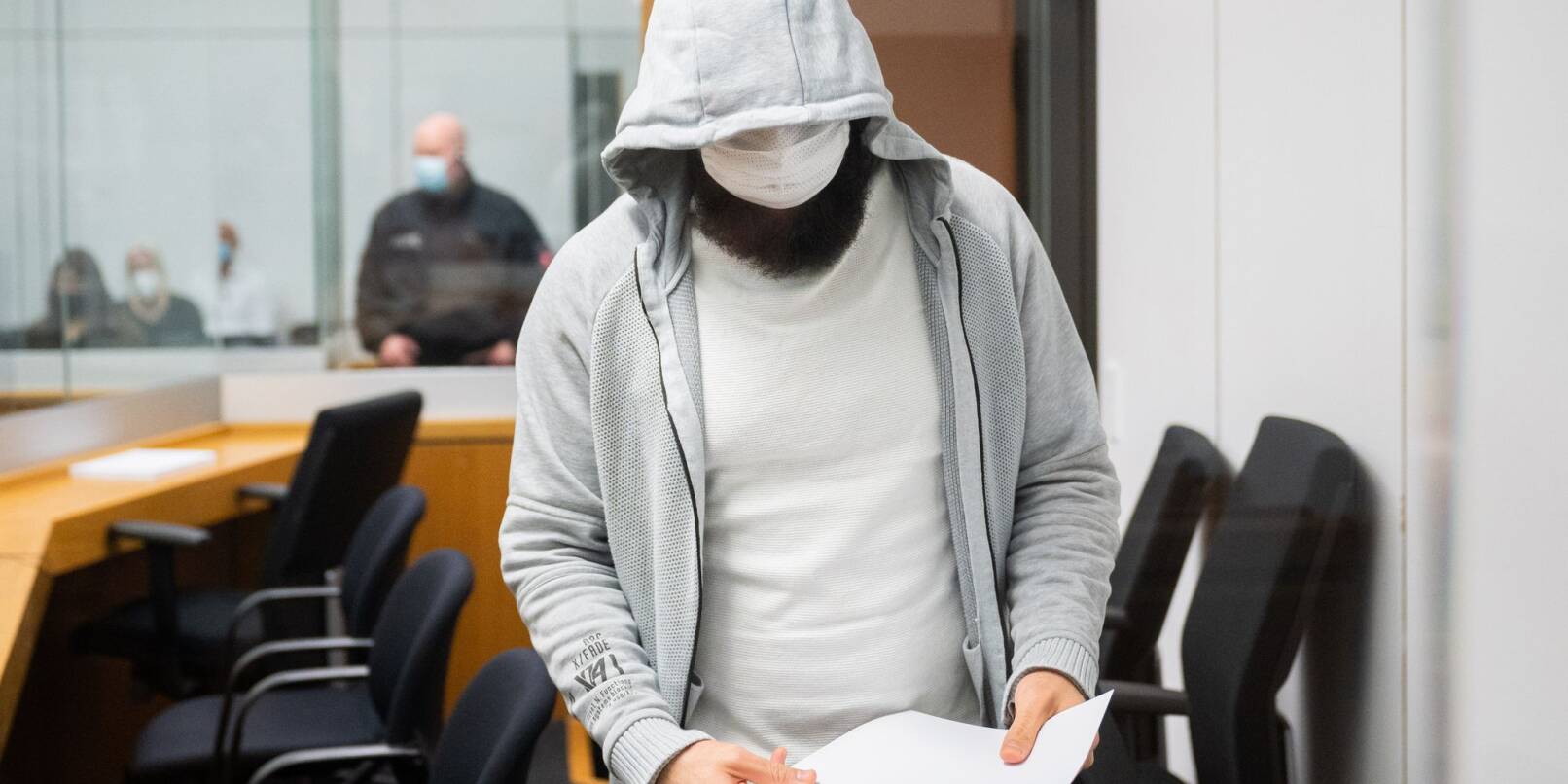 Abu Walaa 2021 vor dem Oberlandesgericht Celle - er klagt gegen seine Ausweisung nach seiner Haftentlassung. (Archivfoto) Abu Walaa 2021 vor dem Oberlandesgericht Celle - er klagt gegen seine Ausweisung nach seiner Haftentlassung. (Archivfoto)