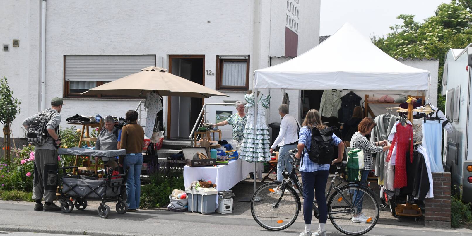 Am Samstag kamen viele Kaufinteressenten mit dem Rad zu den Ständen. Am Samstag kamen viele Kaufinteressenten mit dem Rad zu den Ständen.