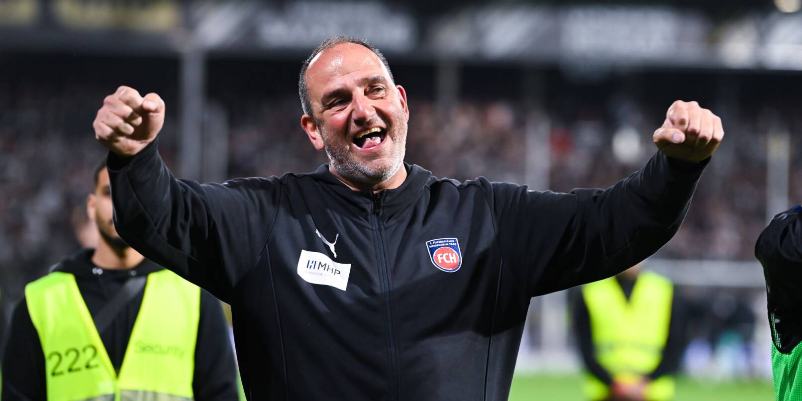 Heidenheims Trainer Frank Schmidt jubelt nach dem Klassenerhalt. Heidenheims Trainer Frank Schmidt jubelt nach dem Klassenerhalt.
