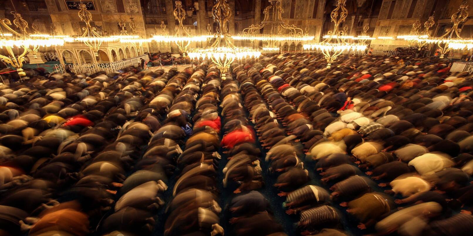 Muslimische Gläubige am Vorabend des ersten Tages des Fastenmonats Ramadan in der Hagia-Sophia-Moschee in Istanbul beim Nachtgebet.