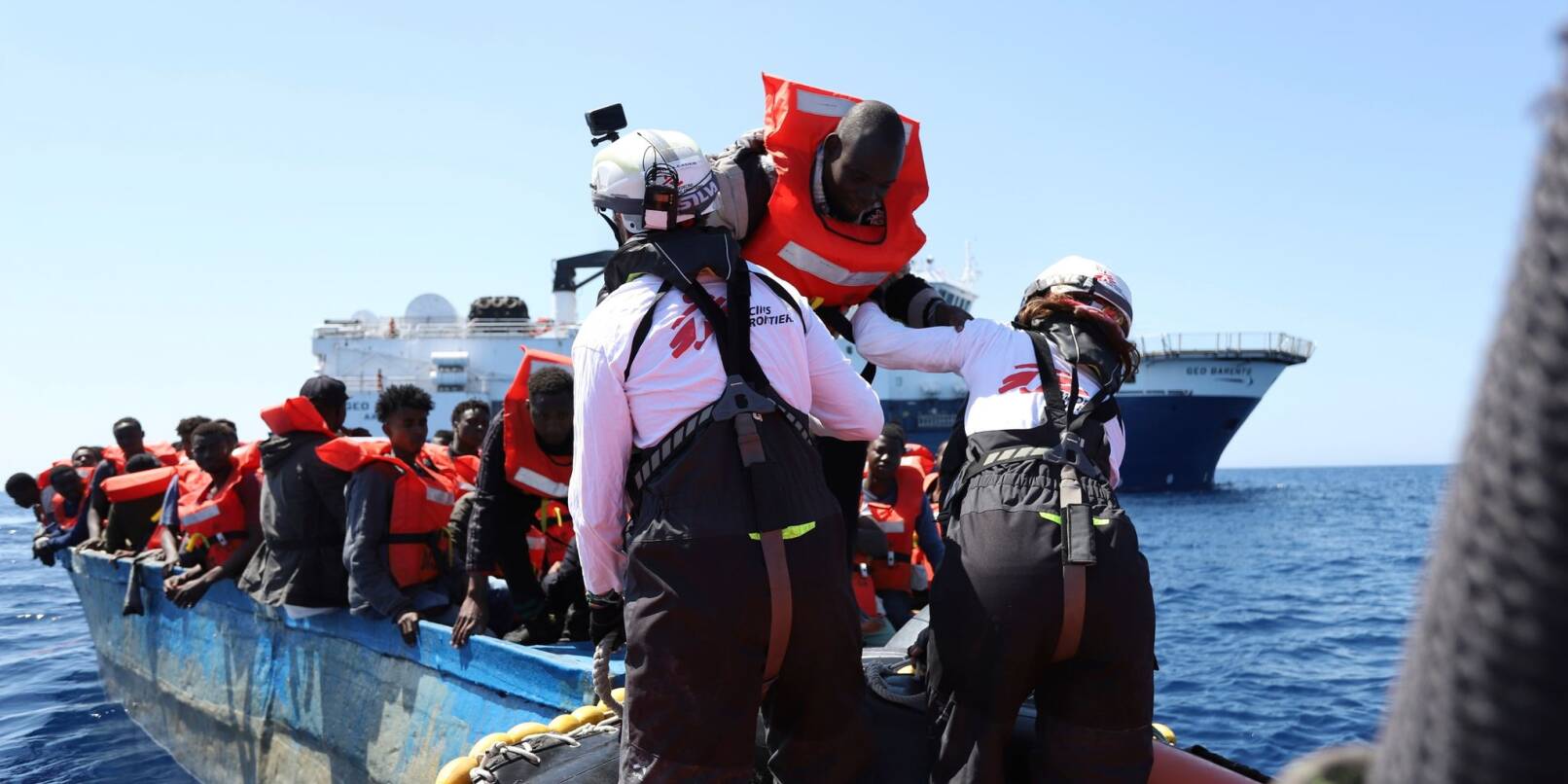 Migranten werden in den internationalen Gewässern vor der libyschen Küste von der Besatzung des Rettungsschiffs Geo Barents gerettet.