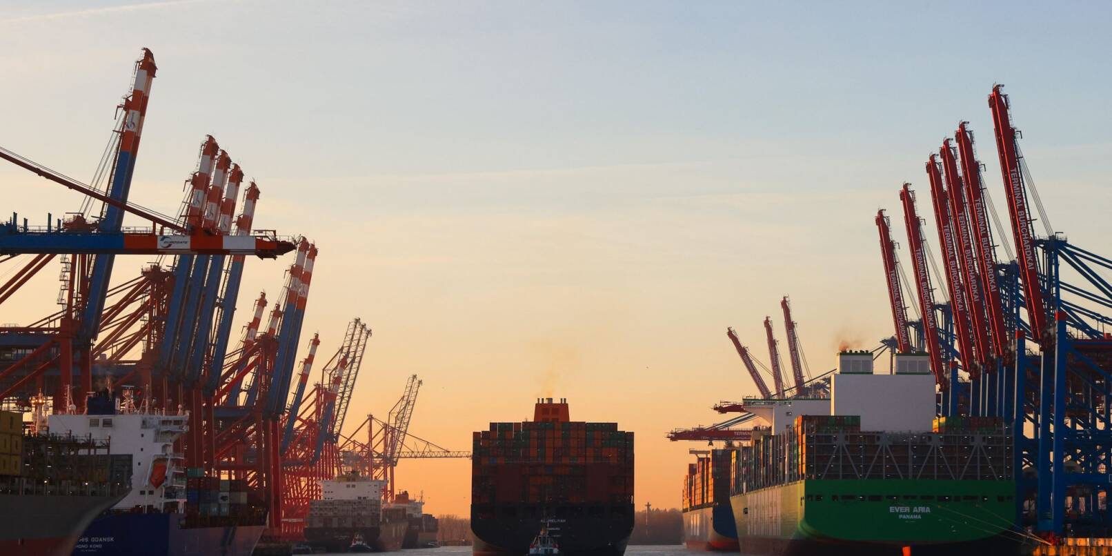 Das Containerschiff Al Jmeliyah der Reederei Hapag-Lloyd verlässt den Hamburger Hafen.