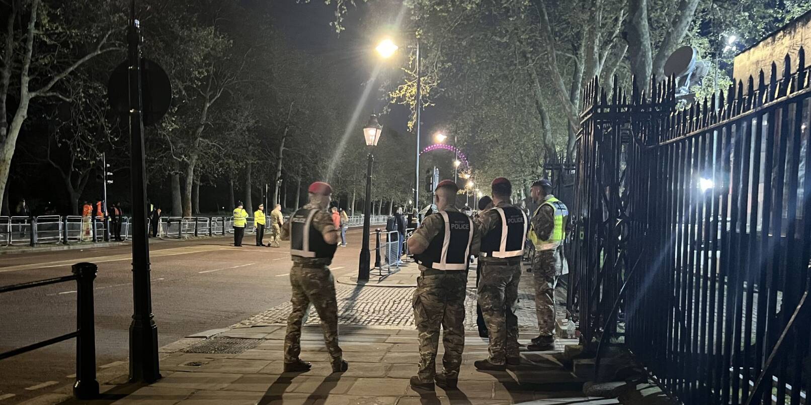 Polizisten stehen vor dem Buckingham-Palast in London, wo kurz zuvor ein Mann festgenommen wurde.