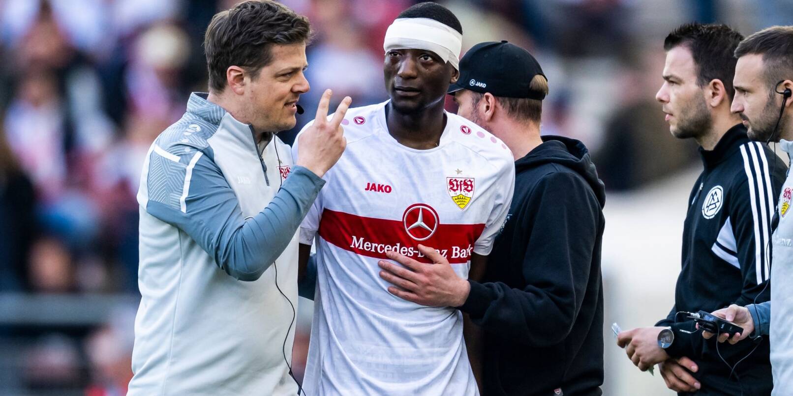 Stuttgarts Serhou Guirassy (M) muss verletzt vom Spielfeld.
